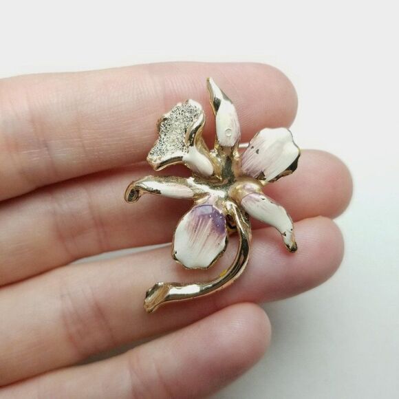 Vintage Orchid Shaped Floral Brooch, Purple White Enamel Gold Tone Setting Pin - Picture 2 of 6